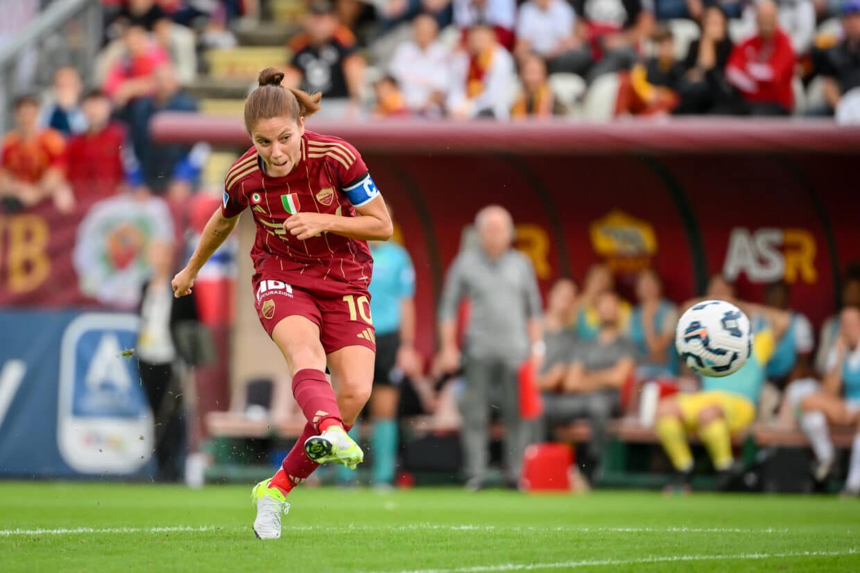Roma Femminile, esordio al World Sevens Football: sconfitta con il Manchester United Roma Femminile, esordio al World Sevens Football: sconfitta con il Manchester United