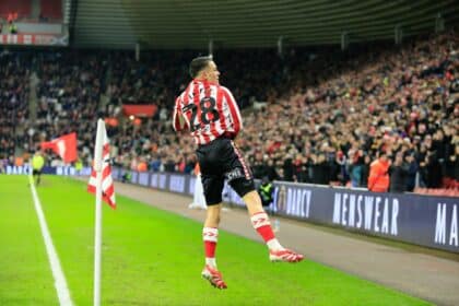 Le Fee con la maglia del Sunderland