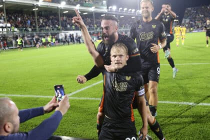 Pohjanpalo festeggia il gol con la maglia del Venezia