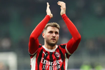 Santiago Gimenez con la maglia del Milan