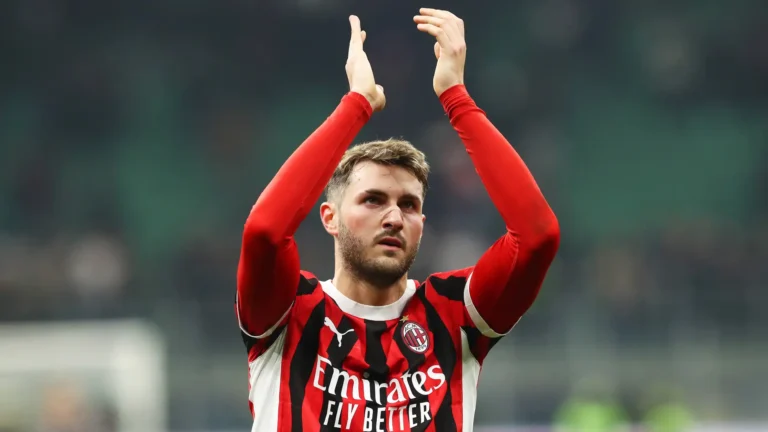 Santiago Gimenez con la maglia del Milan
