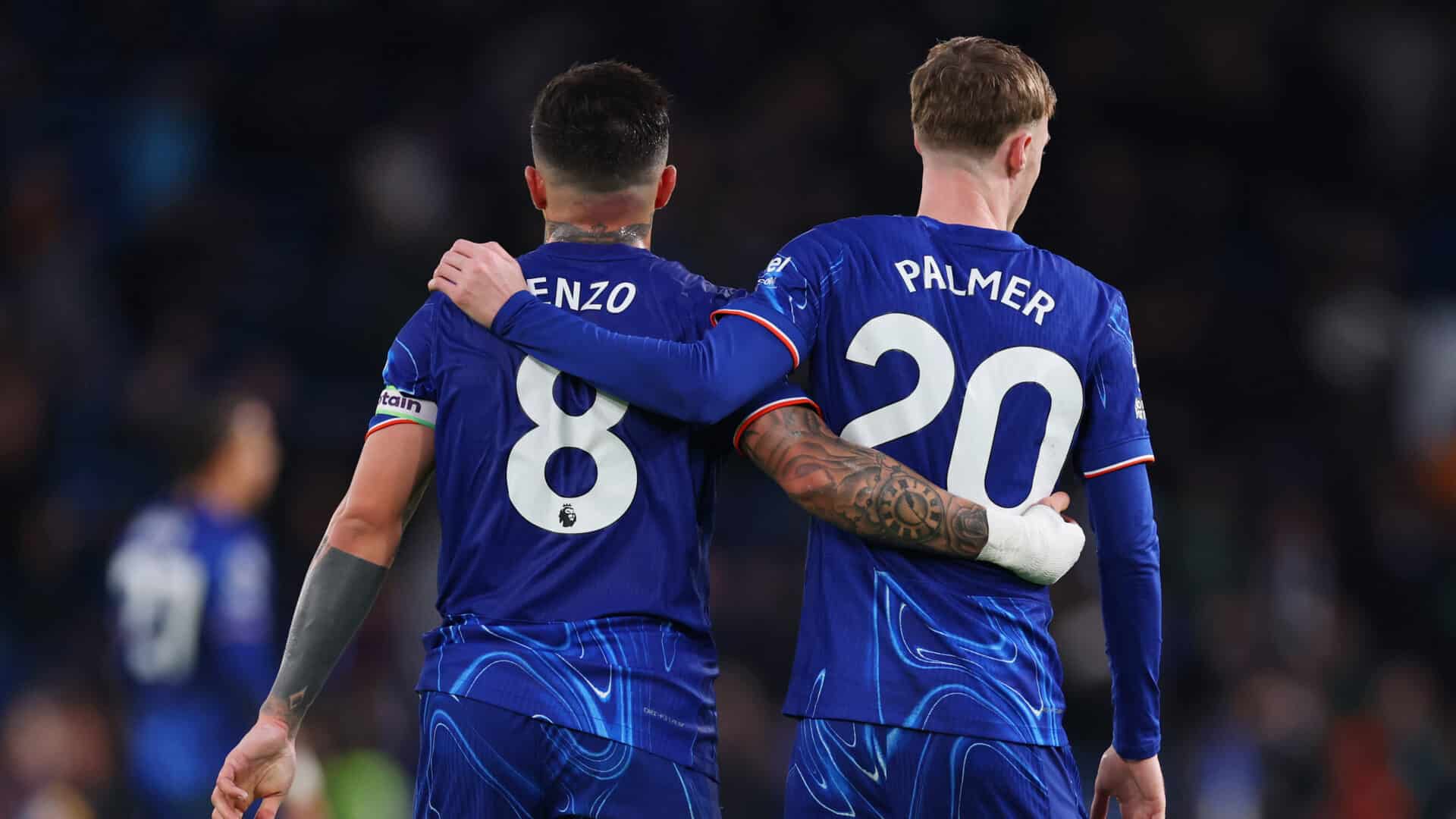 Cole Palmer ed Enzo Fernandez in campo con la maglia del Chelsea