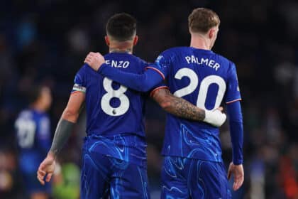 Cole Palmer ed Enzo Fernandez in campo con la maglia del Chelsea