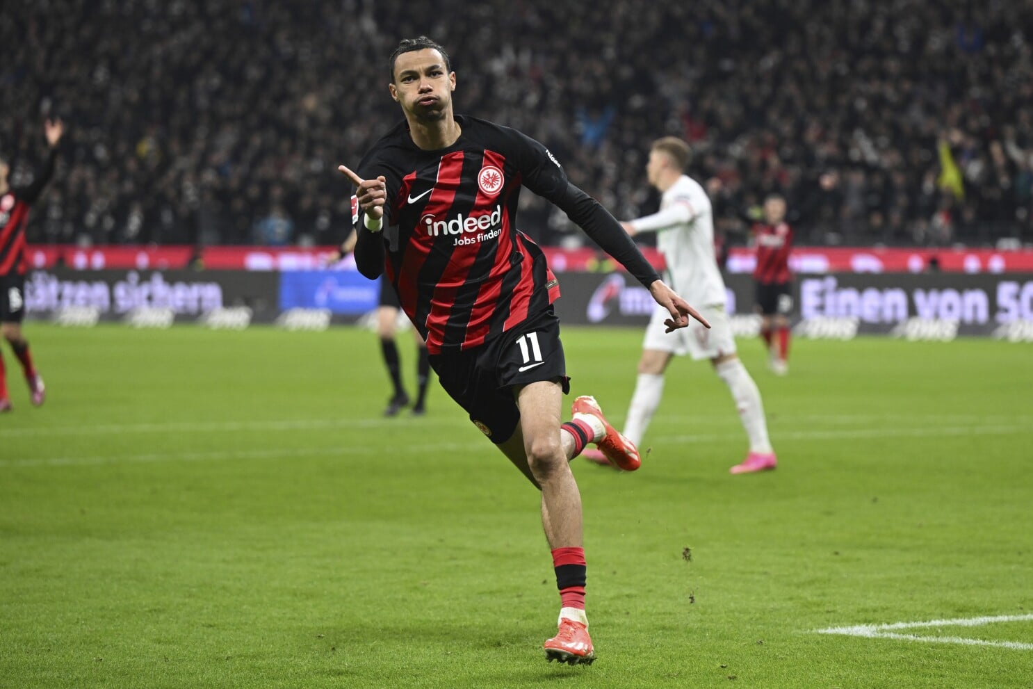 Hugo Ekitike con la maglia dell'Eintracht Francoferte