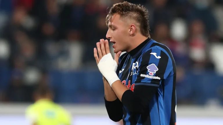 Retegui con la maglia dell'Atalanta