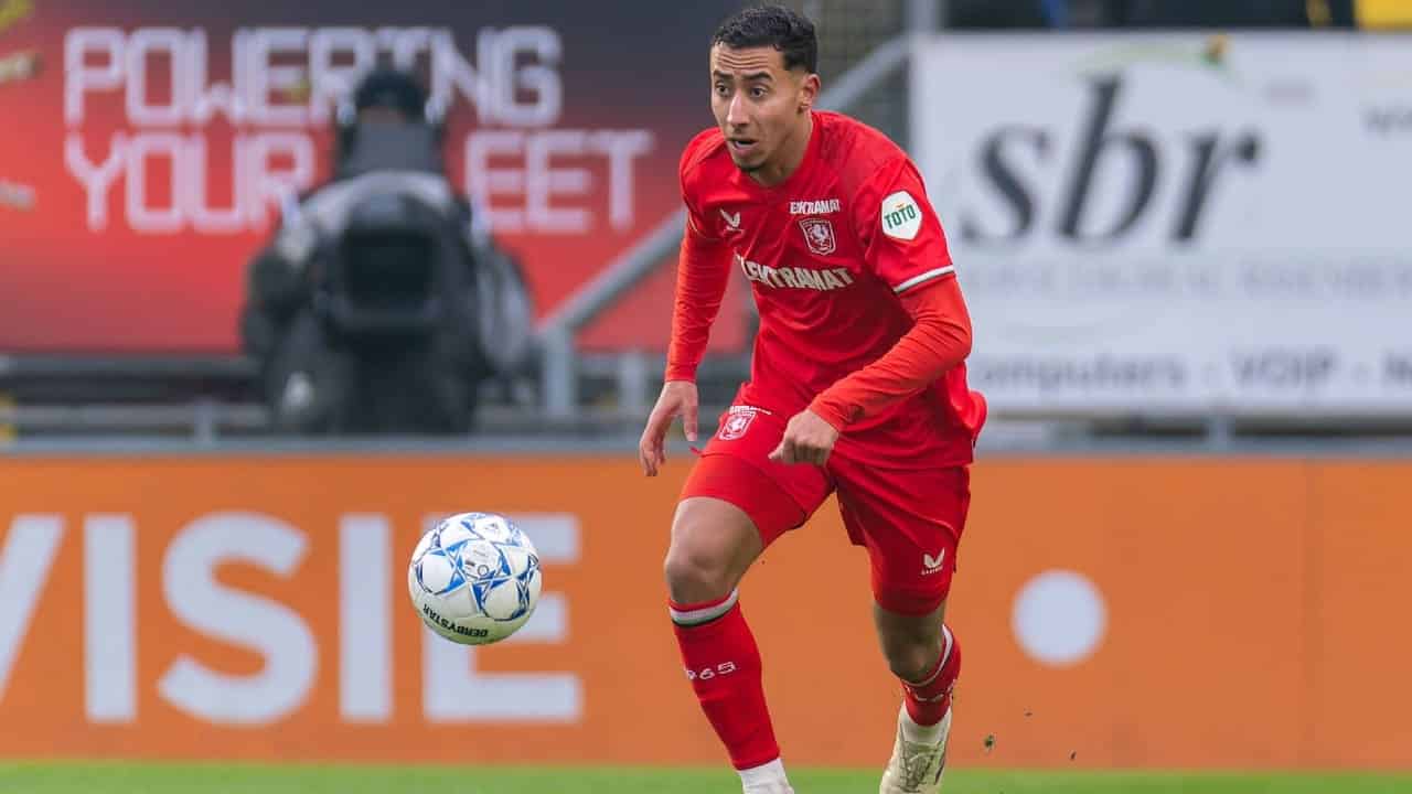 Anass Salah-Eddine con la maglia del Twente