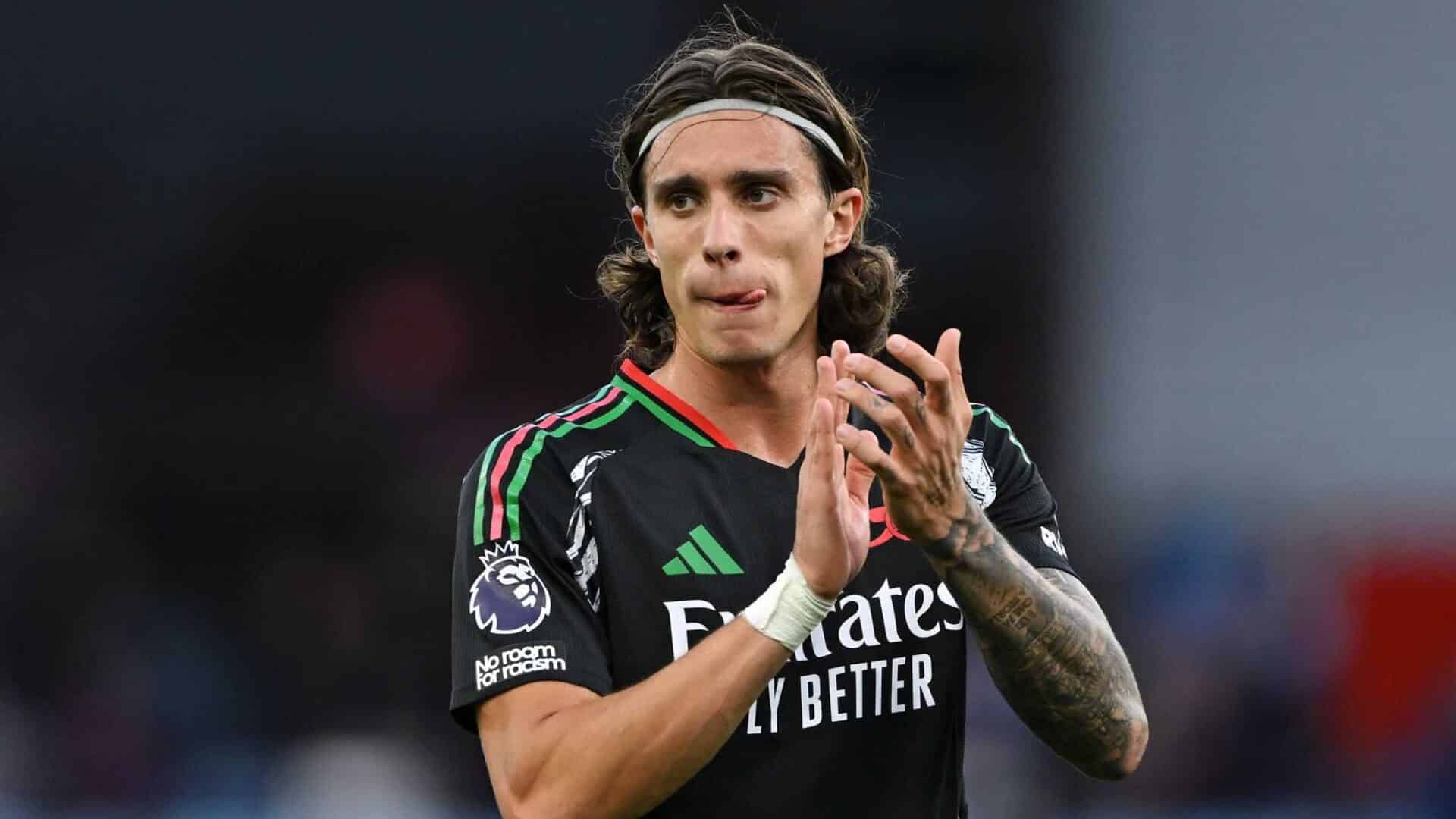 Calafiori con la maglia dell'Arsenal