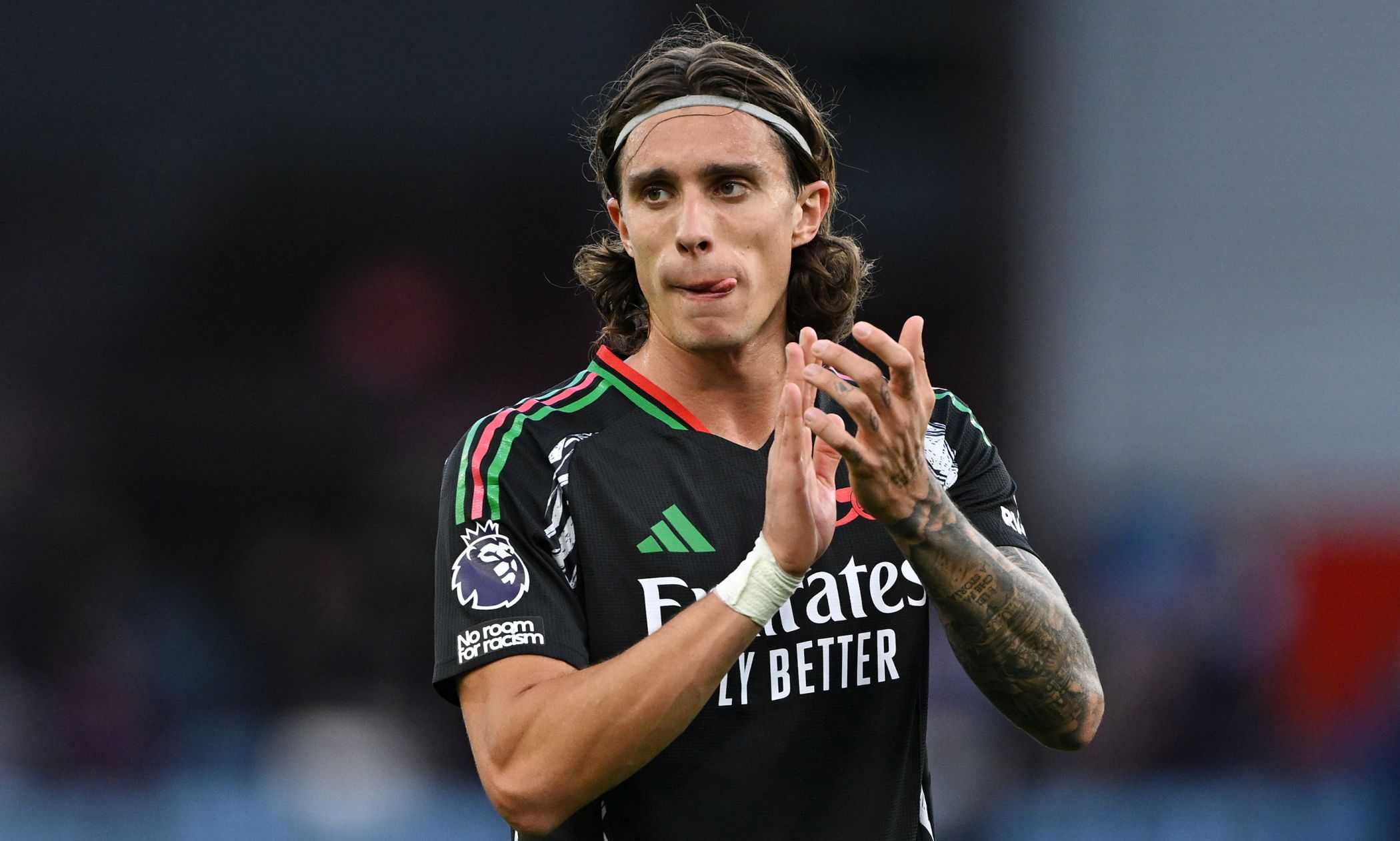 Calafiori con la maglia dell'Arsenal