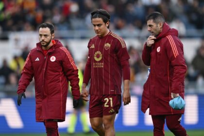 Dybala esce dal campo dopo l'infortunio in Roma-Cagliari