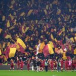 Esultanza Roma sotto la Curva Sud