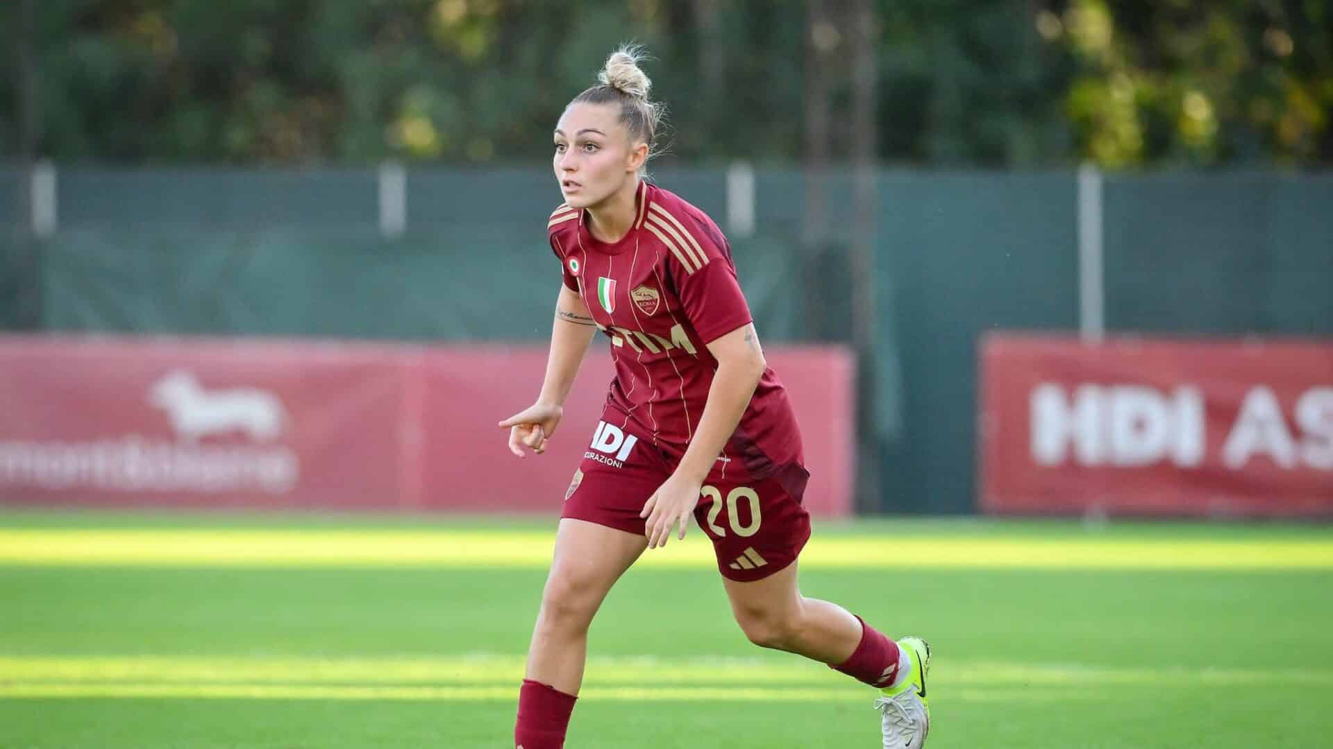 Greggi con la maglia della Roma Femminile