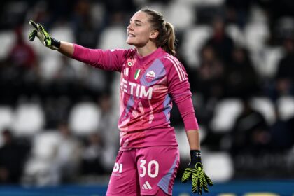 Isabelle Kresche con la maglia della Roma Femminile