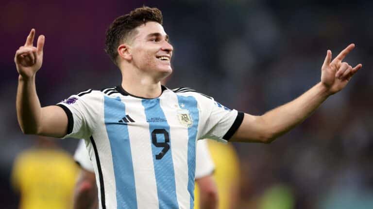 Julian Alvarez con la maglia dell'Argentina