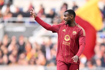 Ndicka con la maglia della Roma