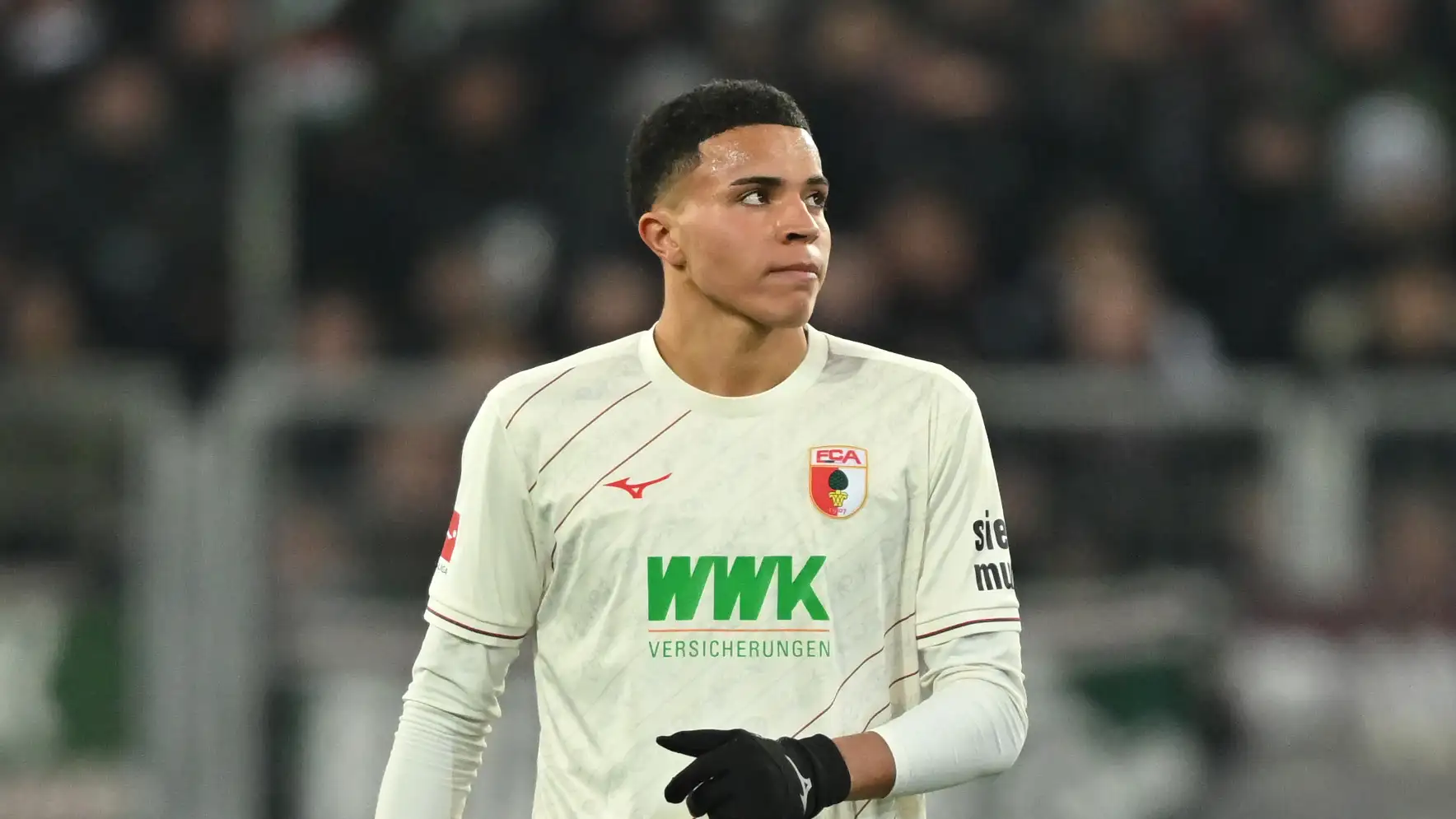 Noahkai Banks con la maglia dell'Augsburg