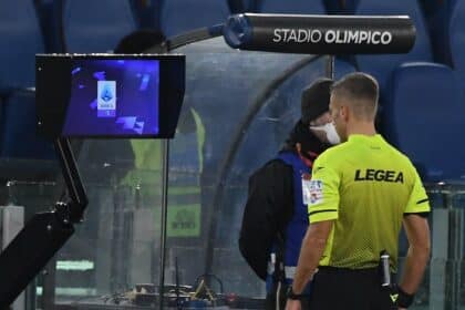 Arbitro osserva le immagini al VAR