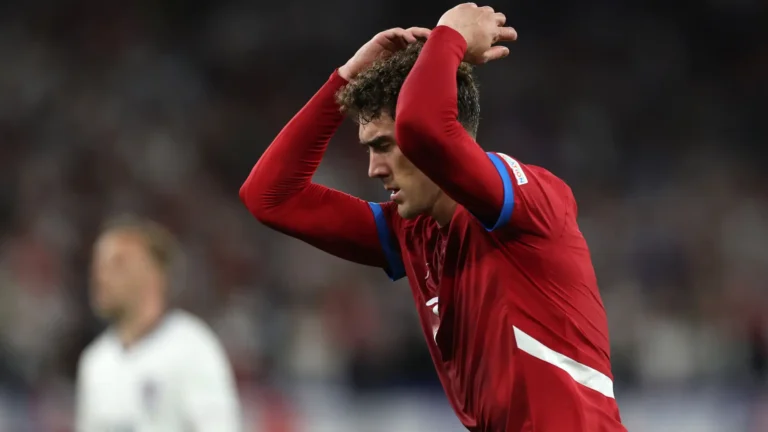 Vlahovic con la maglia della Serbia