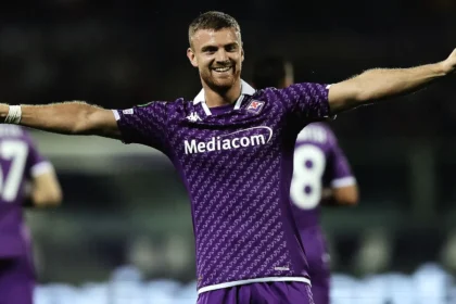 Lucas Beltran con la maglia della Fiorentina