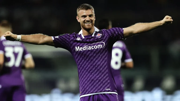 Lucas Beltran con la maglia della Fiorentina