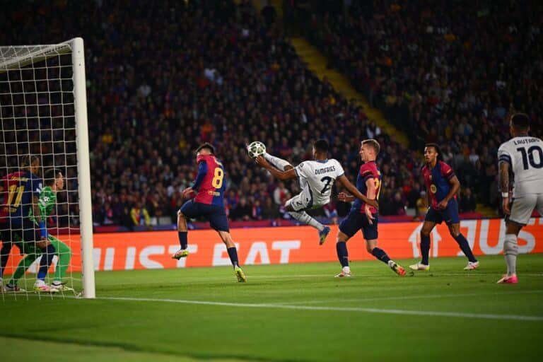 Il gol di Dumfries in Barcellona-Inter