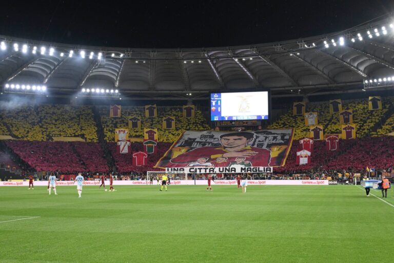 La coreografia della Curva Sud per Lazio-Roma
