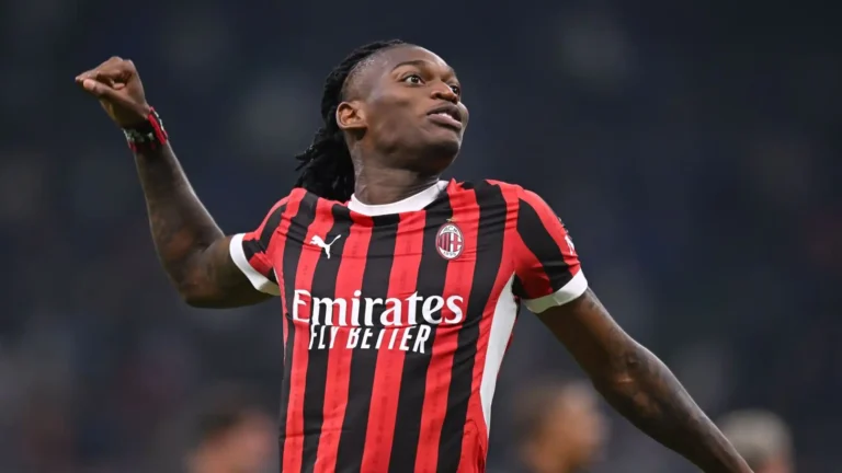 Leao con la maglia del Milan