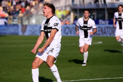 Mateo Pellegrino con la maglia del Parma