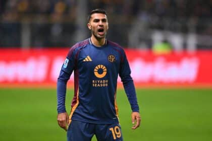 Zeki Celik con la maglia della Roma