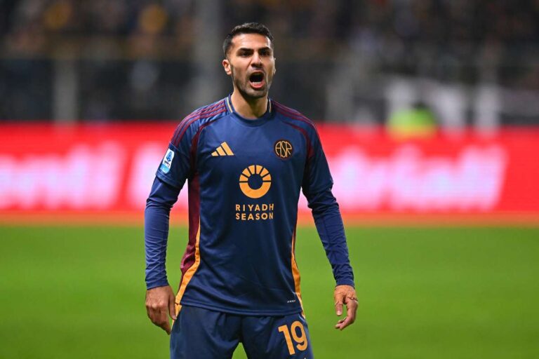 Zeki Celik con la maglia della Roma
