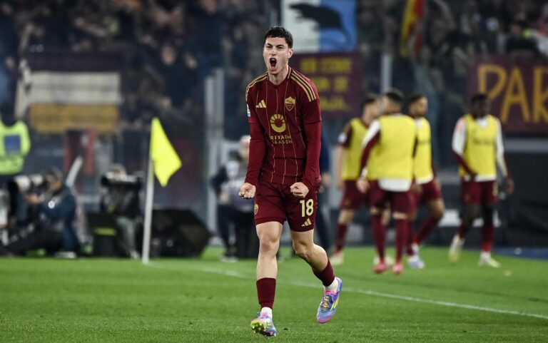 Matias Soulé con la maglia della Roma