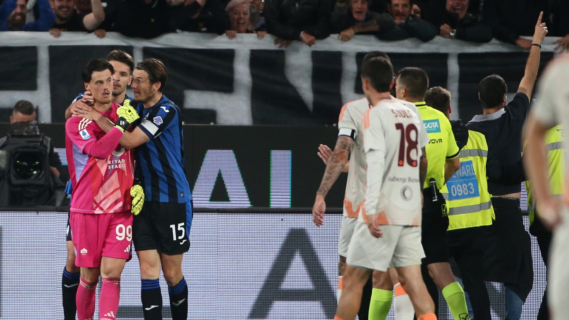 Atalanta-Roma, invasione di campo