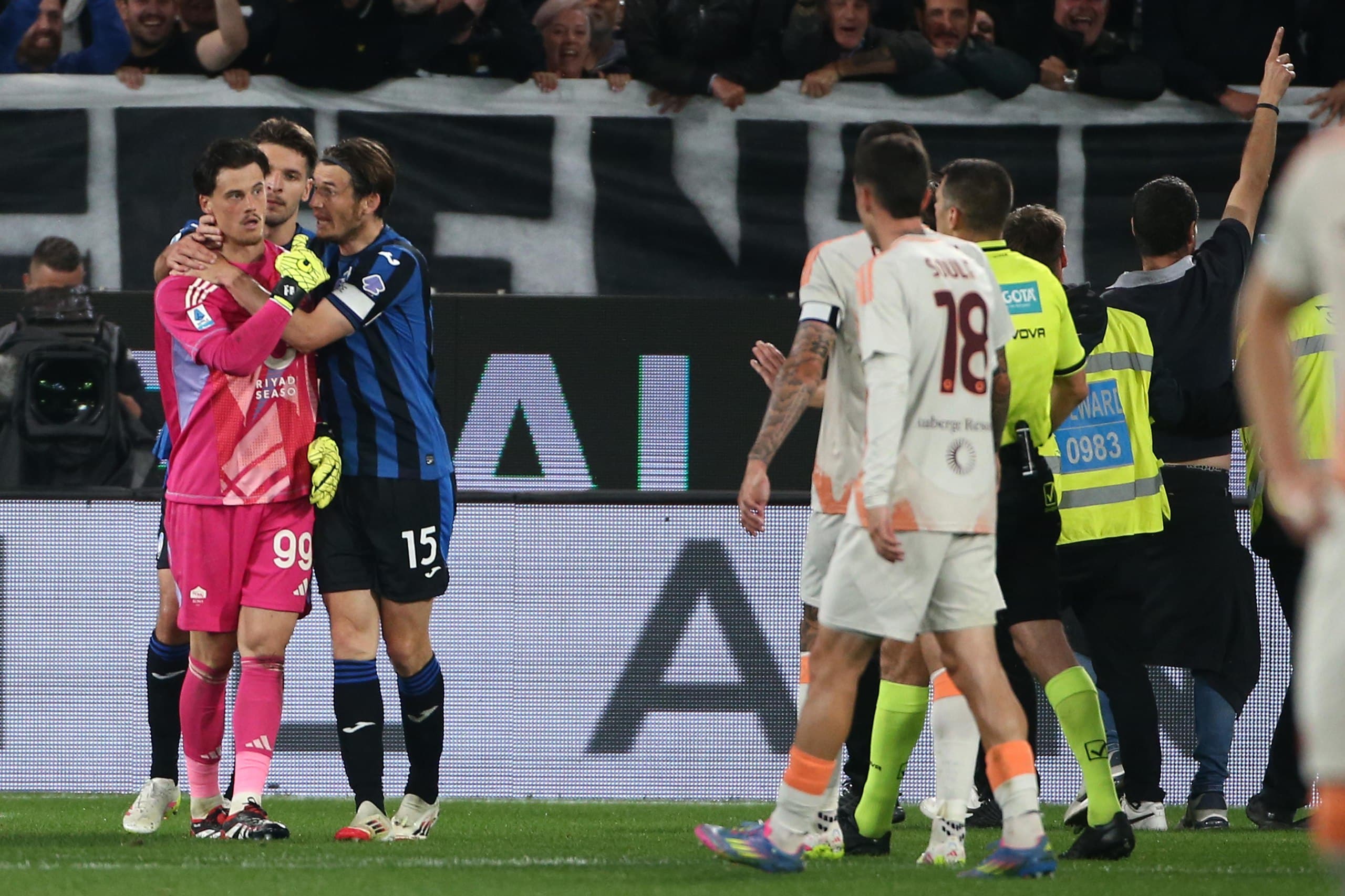 invasione di campo e insulti a svilar daspo di 5 anni al tifoso dell atalanta e c è di più