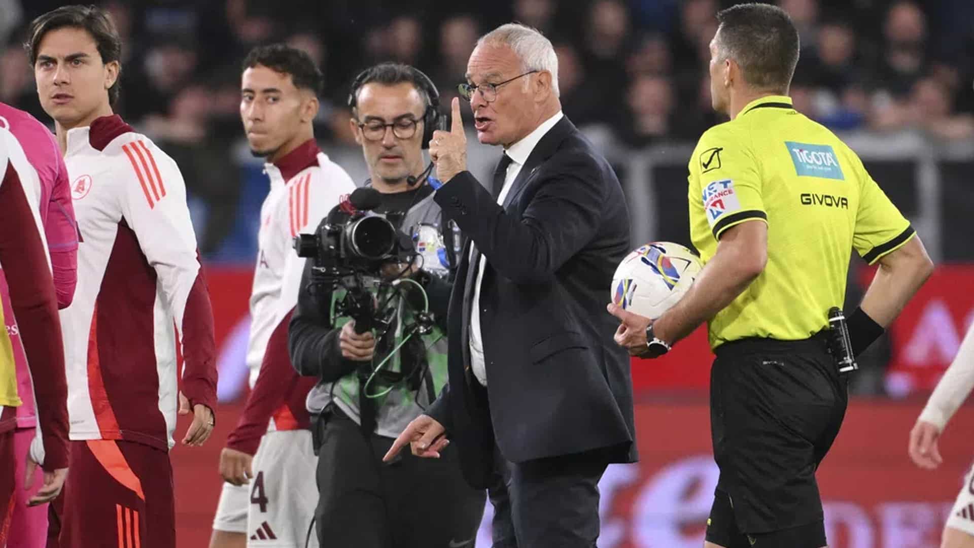 Claudio Ranieri litiga con l'arbitro Sozza