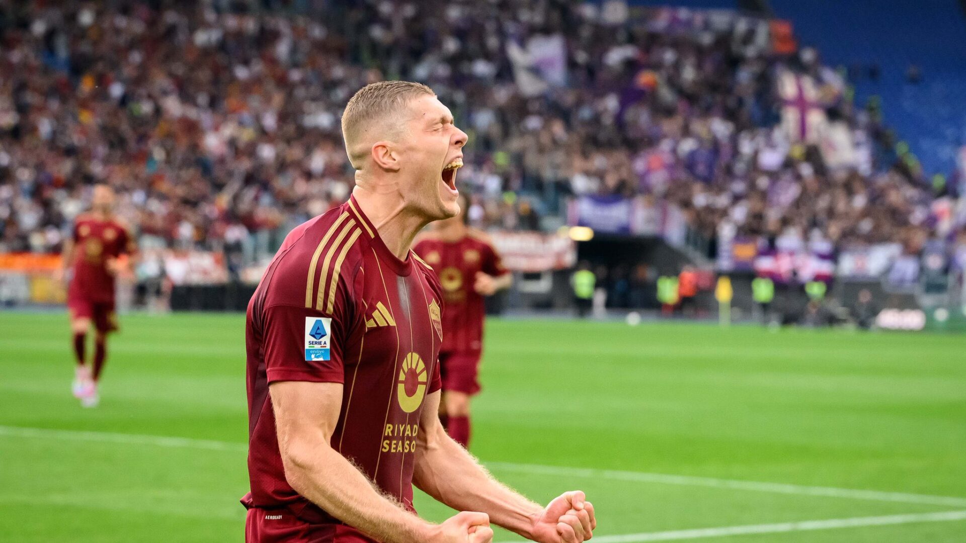 Dovbyk con la maglia della Roma