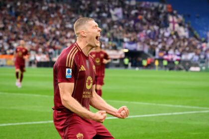 Dovbyk con la maglia della Roma
