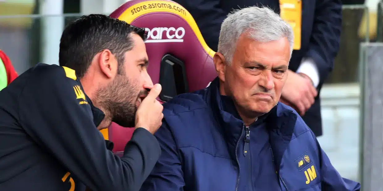 Rivoluzione Fenerbahce: licenziato lo staff di Mourinho, ufficiale l’addio di Dzeko Rivoluzione Fenerbahce: licenziato lo staff di Mourinho, ufficiale l’addio di Dzeko
