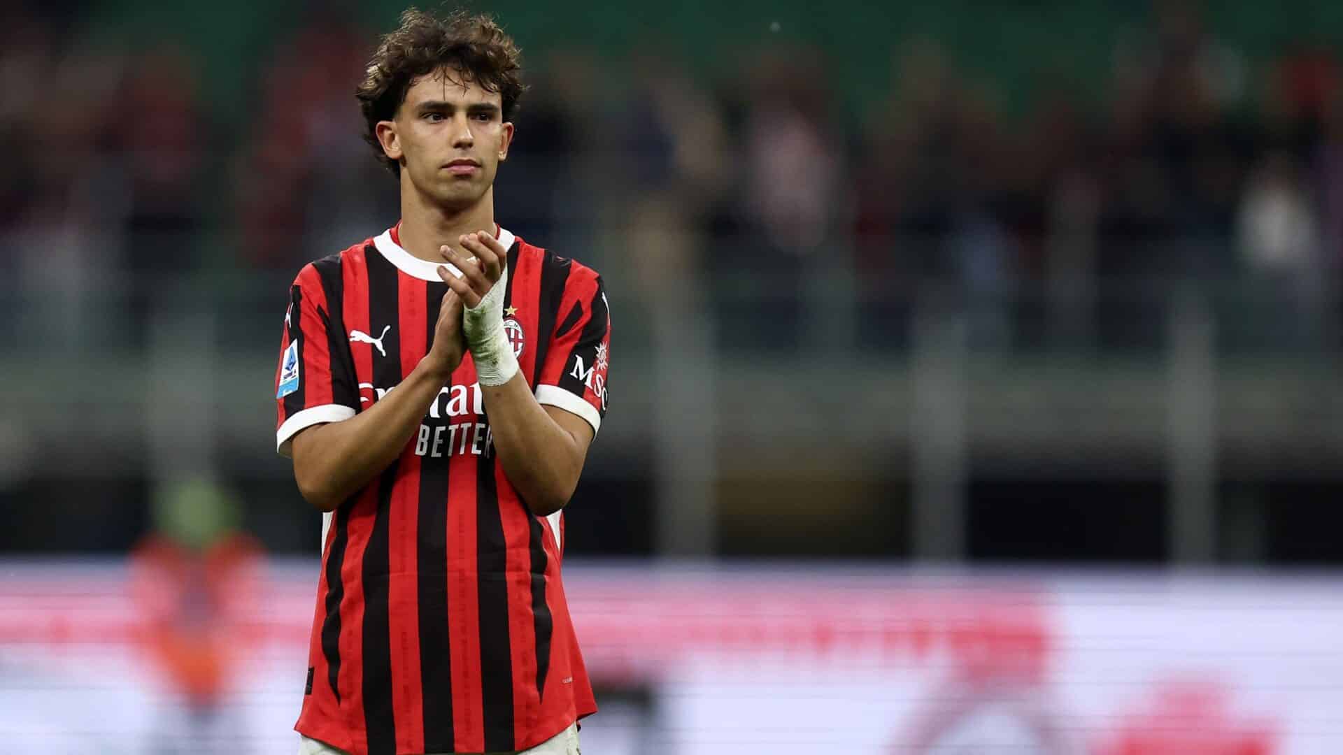 Joao Felix con la maglia del Milan