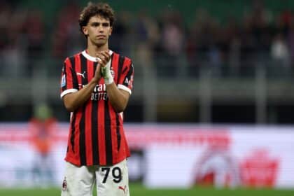 Joao Felix con la maglia del Milan