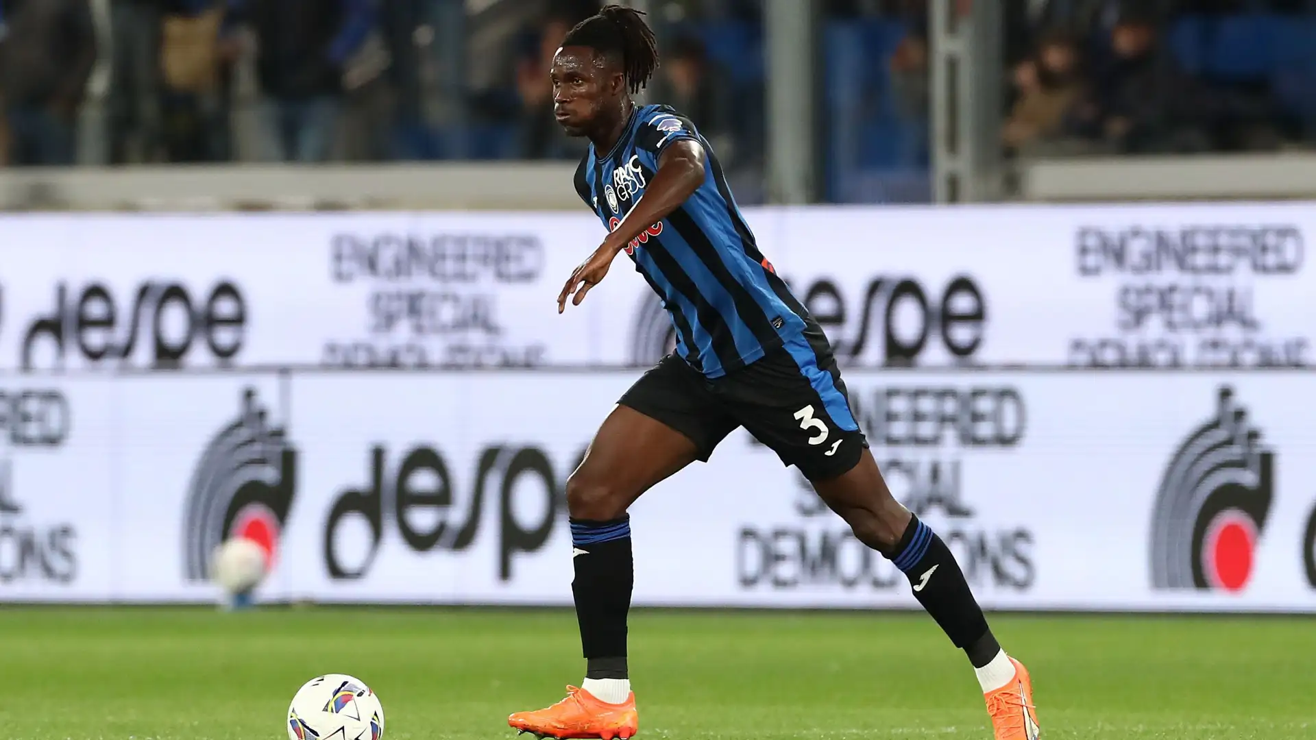 Kossounou con la maglia dell'Atalanta