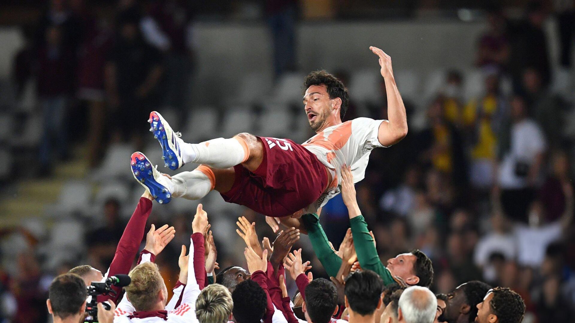 Mats Hummels omaggiato dai compagni dopo Torino-Roma