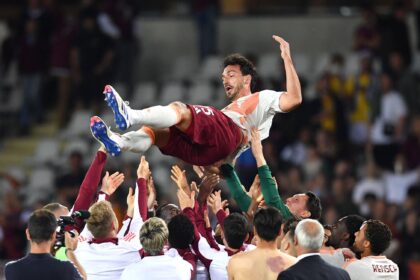 Mats Hummels omaggiato dai compagni dopo Torino-Roma