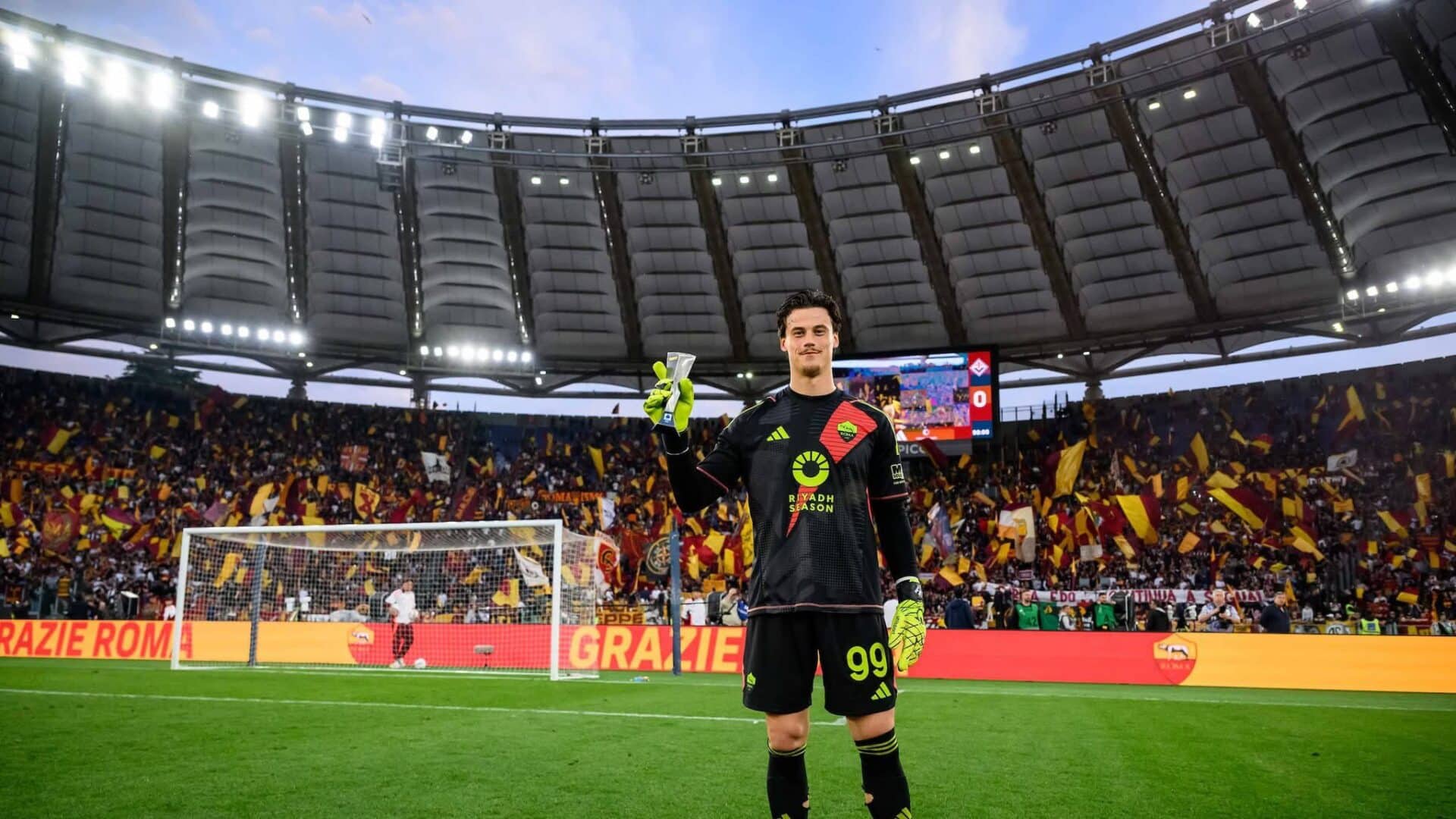 Mile Svilar con il premio di Man of the Match dopo Roma-Fiorentina