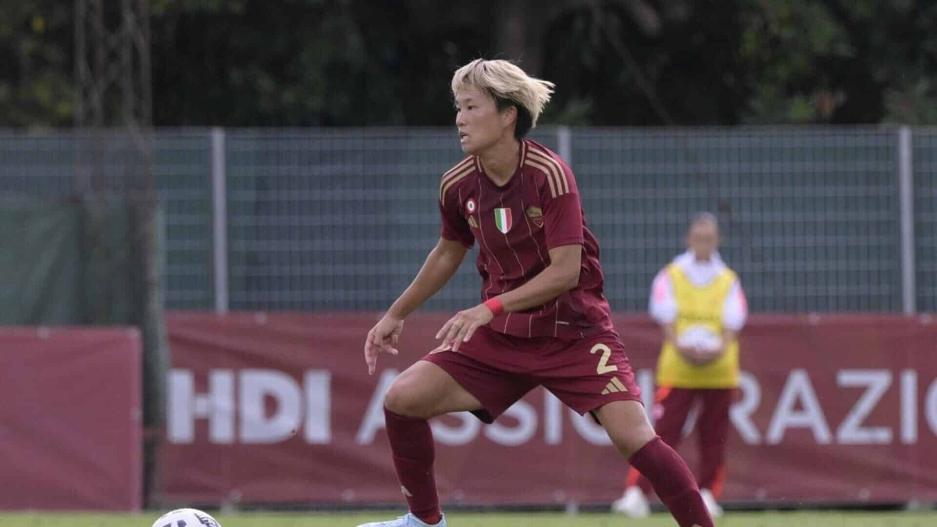 Minami con la maglia della Roma Femminile