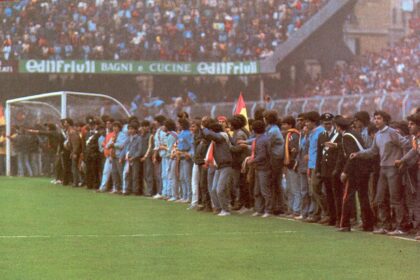 Tifosi della Roma a bordocampo in attesa del triplice fischio di Genoa-Roma nel 1983