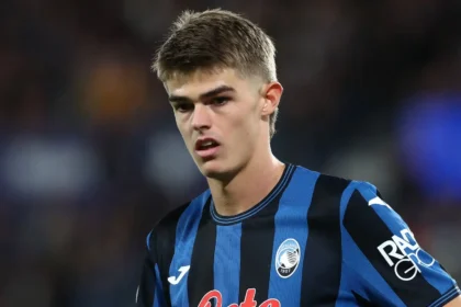 De Ketelaere con la maglia dell'Atalanta