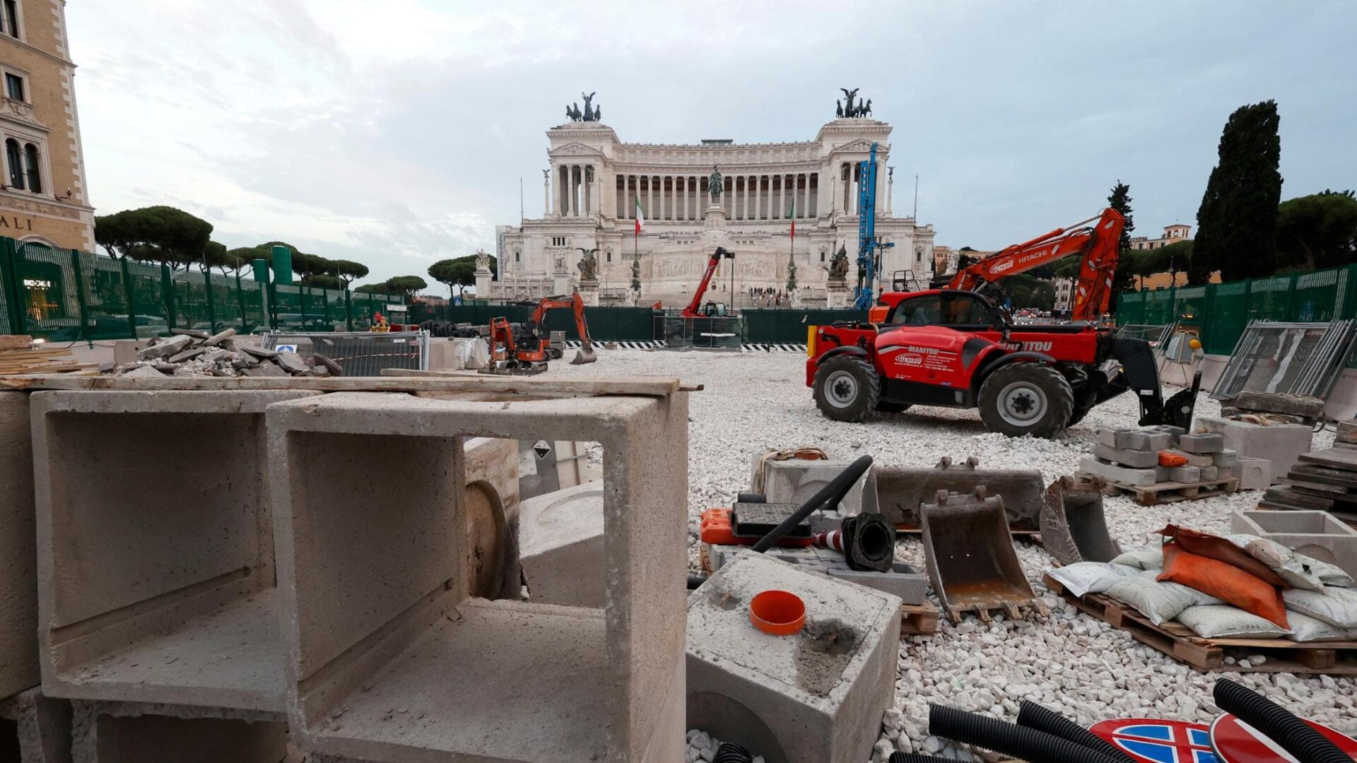 Roma, cantieri e lavori stradali davanti all’Altare della Patria in vista del Giubileo 2025