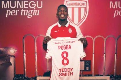 Paul Pogba mostra la nuova maglia numero 8 dell’AS Monaco durante la presentazione ufficiale
