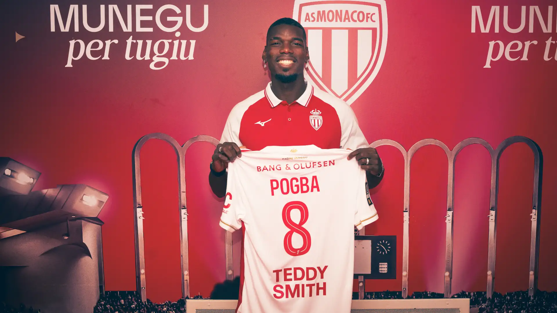 Paul Pogba mostra la nuova maglia numero 8 dell’AS Monaco durante la presentazione ufficiale