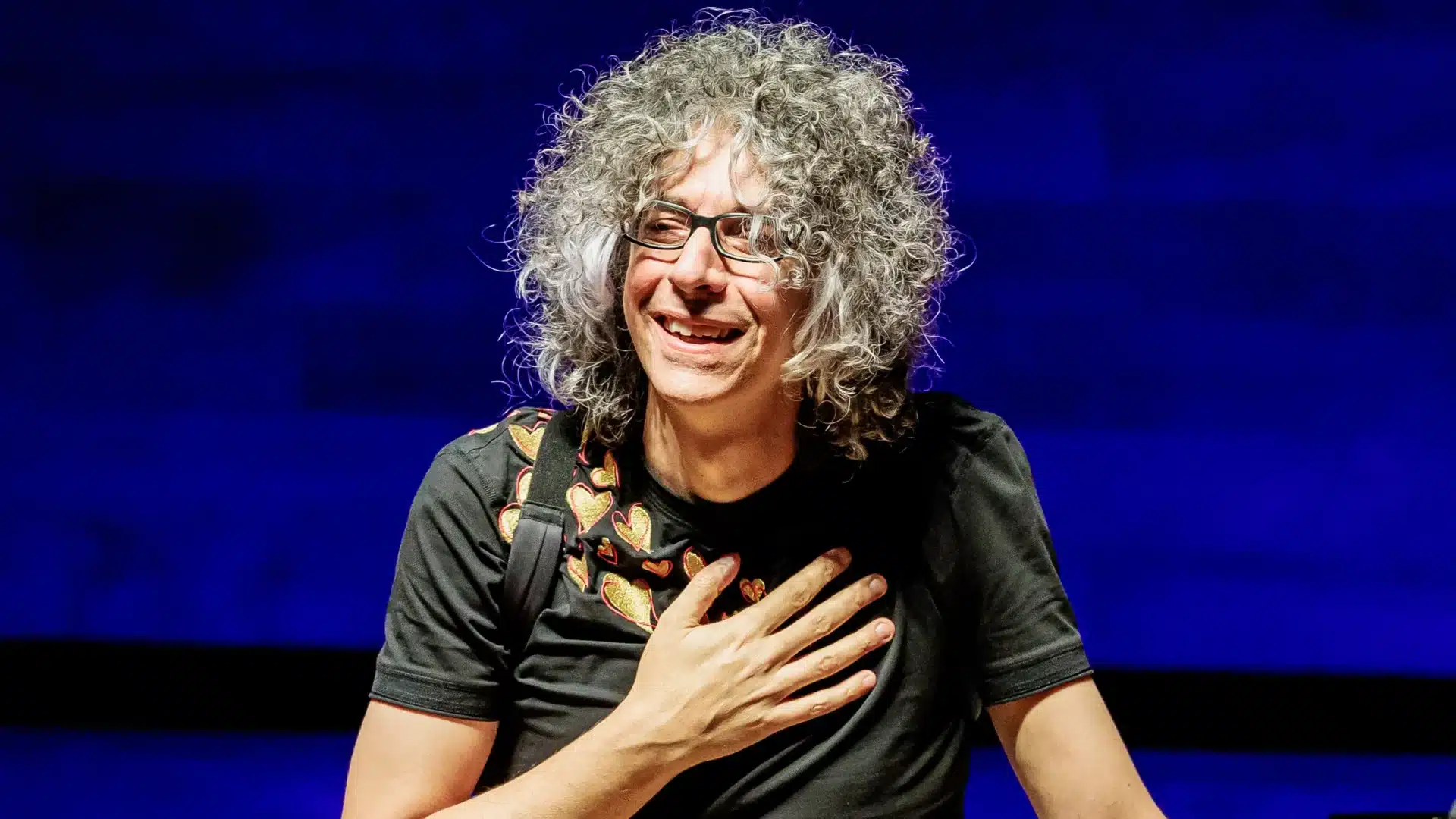Giovanni Allevi sorride durante un concerto