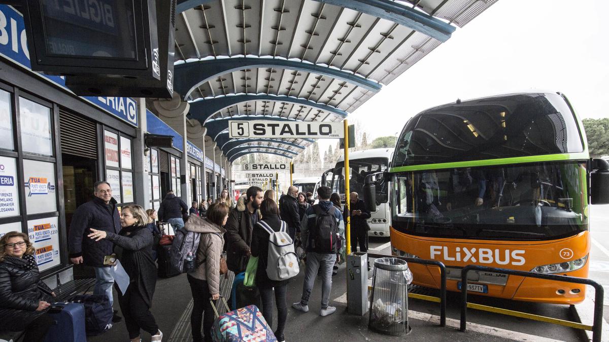 Autostazione Tiburtina Roma, passeggeri e bus Flixbus: qui colpiva il ladro seriale arrestato dalla polizia